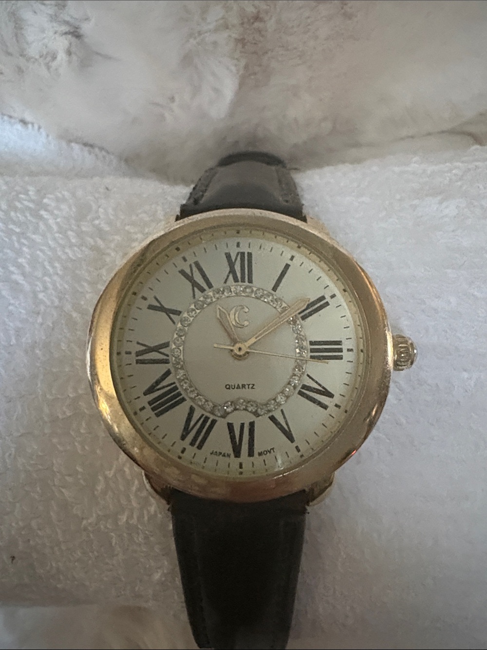 Classic Women's Quartz Watch with Black Leather Strap and Gold Case